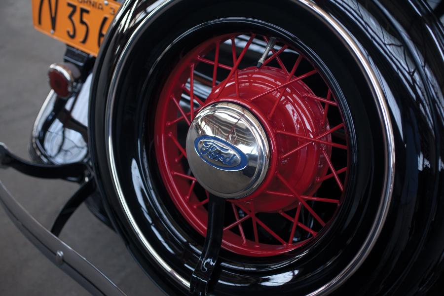  Ford V8 DeLuxe 3-Window Coupe 1934 года  (фото 16 из 24)